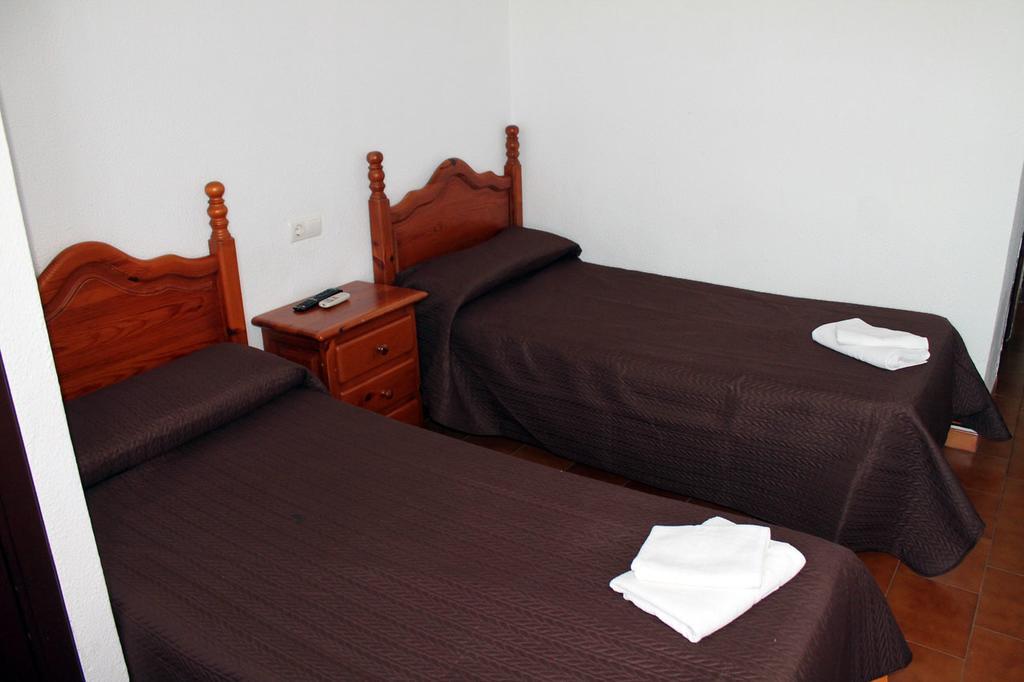 Hostal Montilla Sotogrande Torreguadiaro Exterior photo