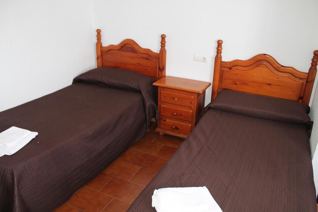 Hostal Montilla Sotogrande Torreguadiaro Exterior photo